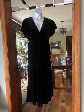Simplee Women’s Black Velvet V-Neck Maxi Dress with Flutter Sleeves Size Large